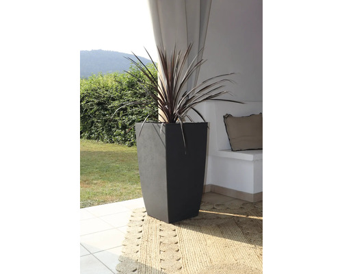 Hoher Pflanzkübel aus Beton mit Pflanze im Aussenbereich