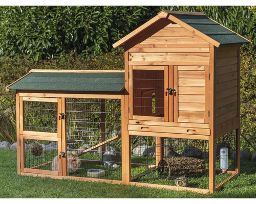 Clapier en bois avec deux lapins dans le jardin