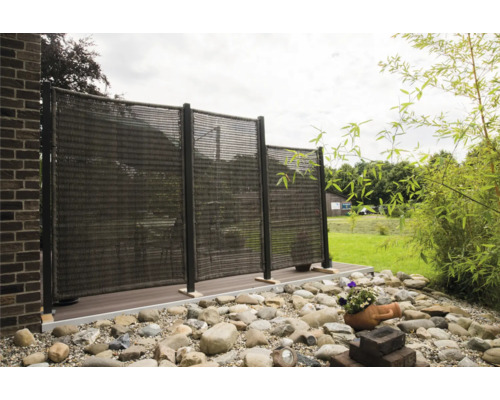 Paravent en tissu synthétique dans le jardin