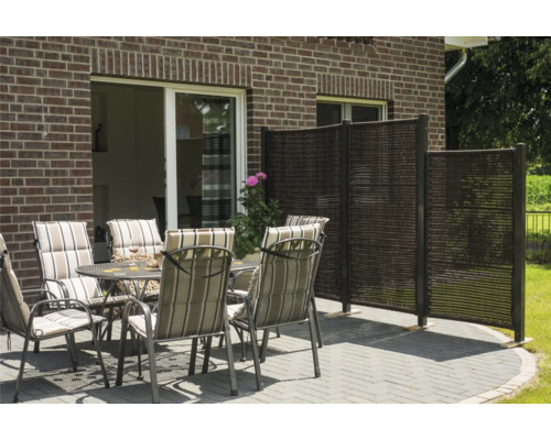 Terrasse avec coin salon et écran d''intimité