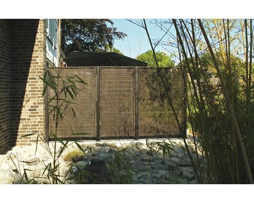 Scène de jardin avec un écran d''intimité fait de matériaux naturels et de plantes décoratives