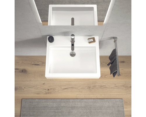 Aufsicht auf ein Waschbecken mit Armatur, Seife und Handtuchhalter im Badezimmer