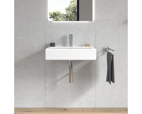 Modernes Badezimmer mit weissem Waschbecken, Armatur, Handtuchhalter und Spiegel mit Beleuchtung.