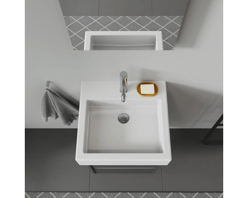 Draufsicht auf Waschbecken mit Armatur, Seife und Handtuch