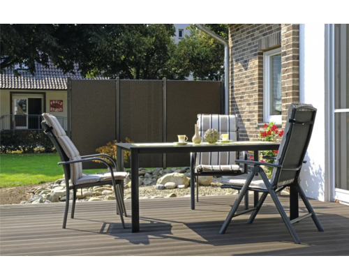 Terrasse mit Gartentisch, Stühlen und Sichtschutzzaun