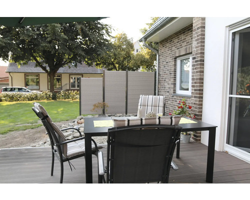 Terrasse avec table de jardin, chaises et écran de confidentialité