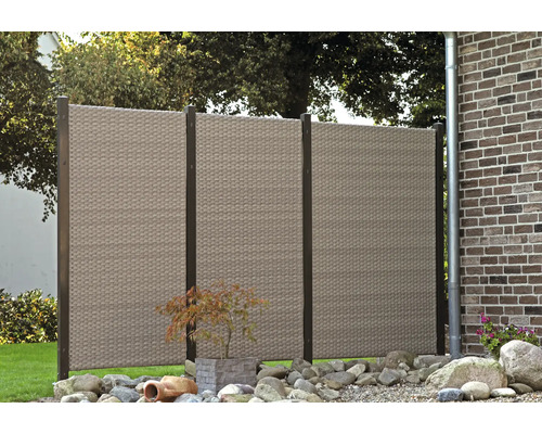 Paravent en rotin dans le jardin