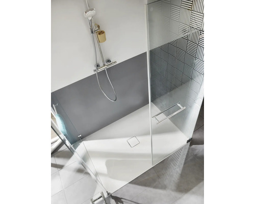 Douche à l''italienne avec paroi en verre et robinetterie de douche