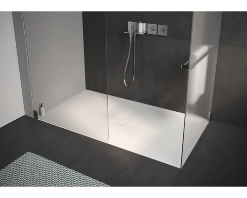 Douche moderne à l''italienne avec paroi en verre et robinetterie de douche.