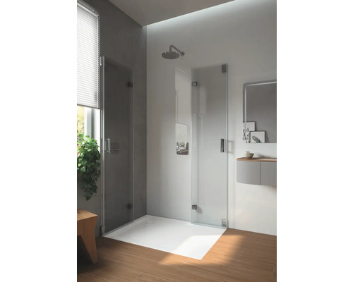 Salle de bains avec douche, pommeau de douche et meuble sous-lavabo