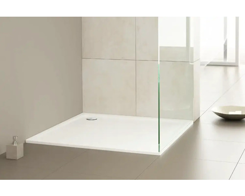Douche plain-pied avec paroi en verre dans une salle de bain moderne