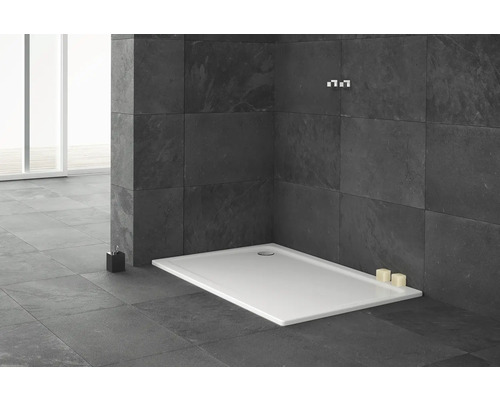 Salle de bain avec receveur de douche plat et rectangulaire et carrelage foncé.