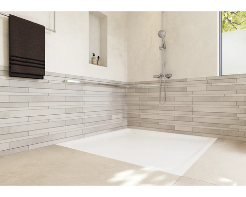 Salle de bains avec douche, serviette et douche à effet pluie