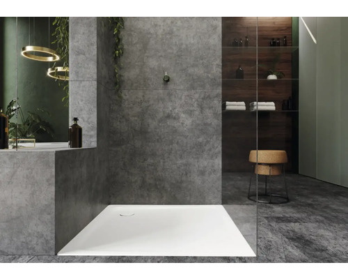 Douche à l''italienne avec receveur et mur en béton