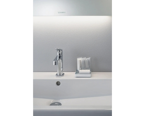 Lavabo avec robinet, savon et produits cosmétiques