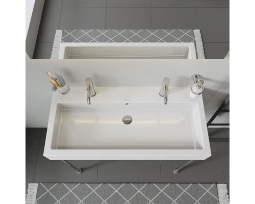 Vue de dessus d''un lavabo double blanc avec robinets, distributeur de savon et porte-gobelet