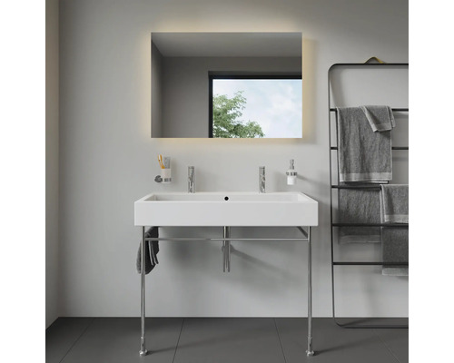 Salle de bains moderne avec lavabo double, miroir éclairé et porte-serviettes