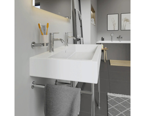 Salle de bain moderne avec double vasque, robinetterie et porte-serviettes