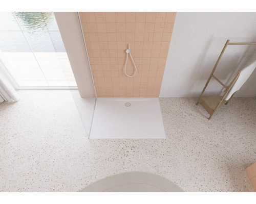 Douche à l''italienne avec pomme de douche et porte-serviettes dans la salle de bain