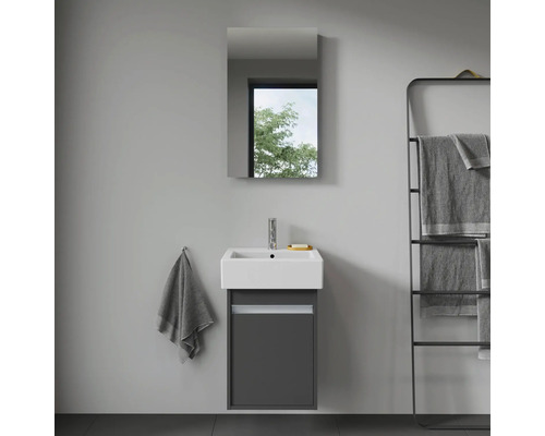 Badezimmer mit Waschbecken, Spiegelschrank und Handtuchhalter