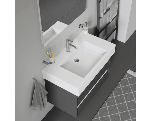 Salle de bain moderne avec lavabo, miroir et porte-serviettes pour une ambiance élégante