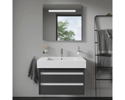 Salle de bains moderne avec meuble sous-lavabo, miroir avec éclairage et porte-serviettes