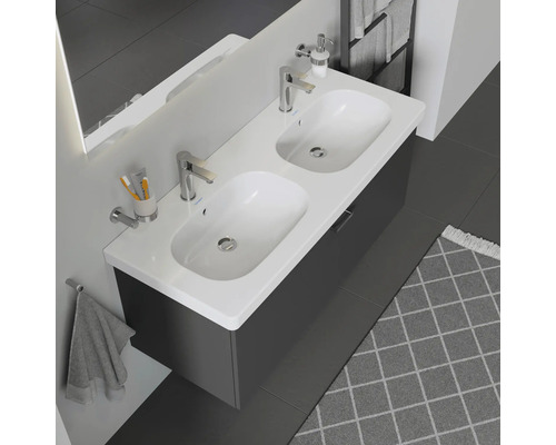 Badezimmer mit Doppelwaschtisch, Armaturen und grauem Unterschrank