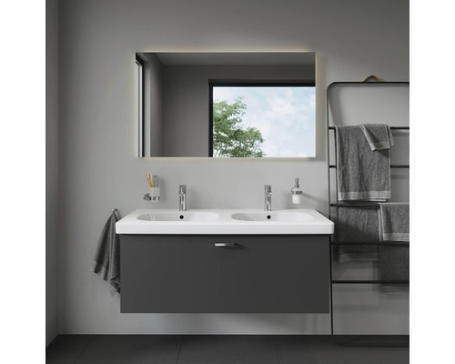 Modernes Badezimmer mit Doppelwaschbecken, beleuchtetem Spiegel und Handtuchhalter