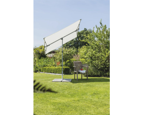 Parasol excentré carré avec chaise de jardin sur pelouse