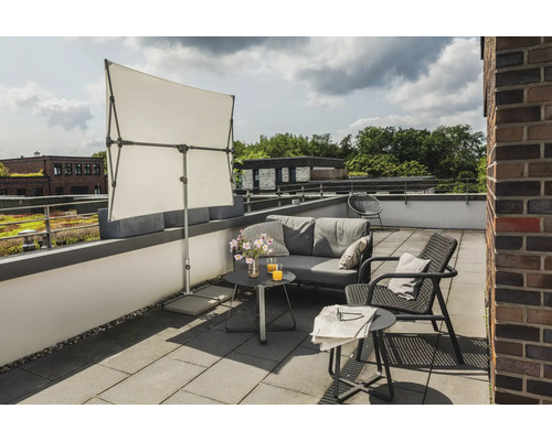Terrasse avec canapé, chaises, table et pare-vent