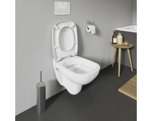 WC suspendu à fond creux avec bride ouverte et siège de WC dans une salle de bains