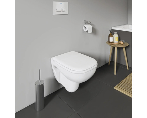 WC suspendu avec réservoir de chasse et brosse de toilette dans une salle de bain