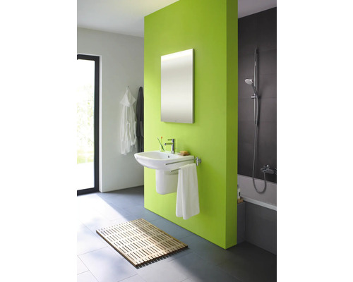 Salle de bain avec lavabo, miroir et baignoire