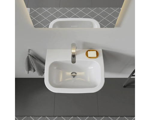 Vue de dessus d''un lavabo avec robinet et savon dans une salle de bains