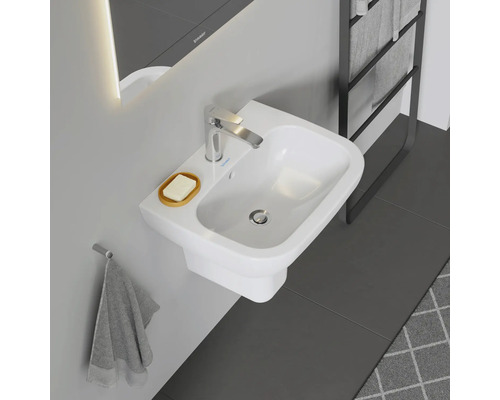 Photo d''une salle de bains avec un lavabo blanc, un porte-savon et un robinet.