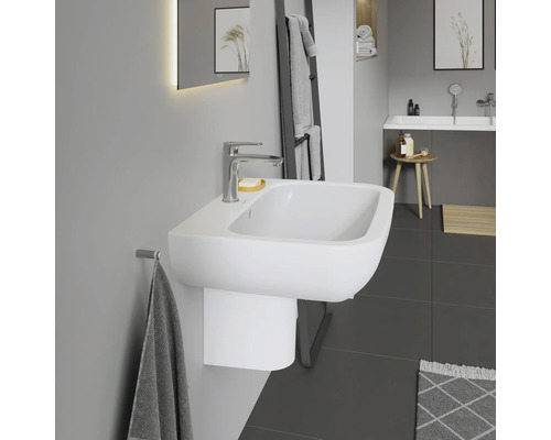 Salle de bain moderne avec lavabo blanc, robinet et porte-serviettes