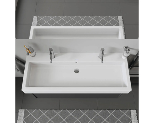 Doppelwaschtisch mit zwei Armaturen, Seifenspender und Zahnputzbecher im Badezimmer