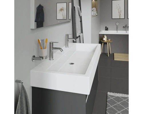 Modernes Badezimmer mit Doppelwaschtisch, Armaturen und Zubehör