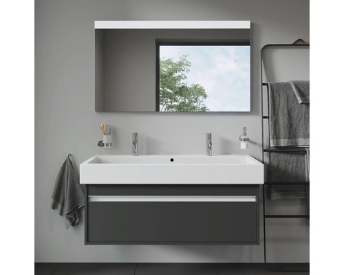 Modernes Badezimmer mit Waschtisch, Spiegel und Handtuchhalter