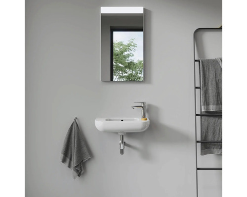 Salle de bains moderne avec lavabo, miroir et porte-serviettes