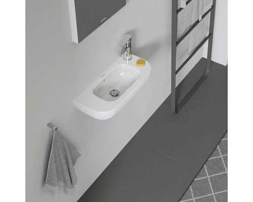 Salle de bains moderne avec bidet blanc, serviette et sèche-serviettes