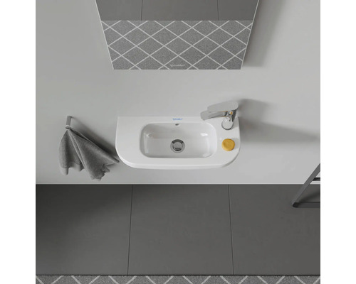 Lavabo de salle de bain avec robinet, serviette et miroir