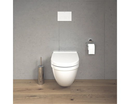 Scène avec toilettes suspendues, plaque de commande, support papier toilette et brosse de toilette.