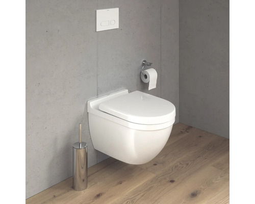 Wandhängendes WC mit Toilettenpapierhalter, Spülkasten und Toilettenbürste