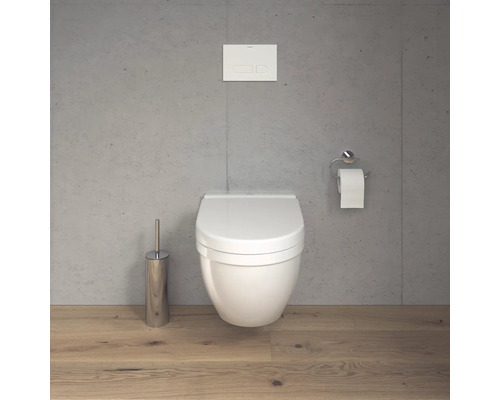 Wand-WC mit Betätigungsplatte, Toilettenpapierhalter und Toilettenbürste