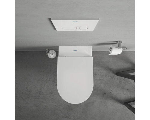 Vue de dessus de toilettes avec réservoir de chasse d''eau, support de papier toilette et robinet d''arrêt dans la salle de bain