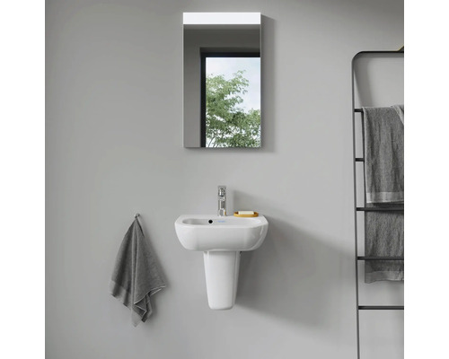 Salle de bain moderne avec lavabo, miroir et porte-serviettes