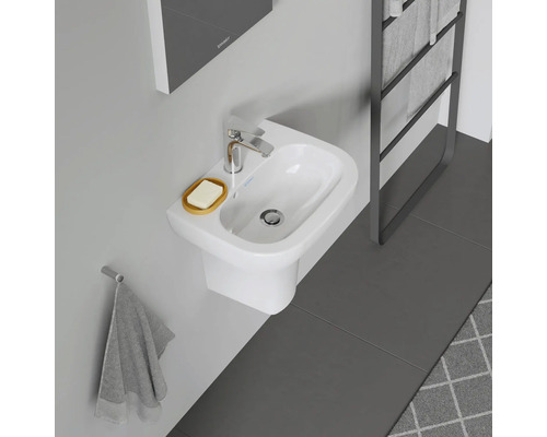 Vue de dessus d''une salle de bains avec lavabo, robinetterie et porte-serviettes