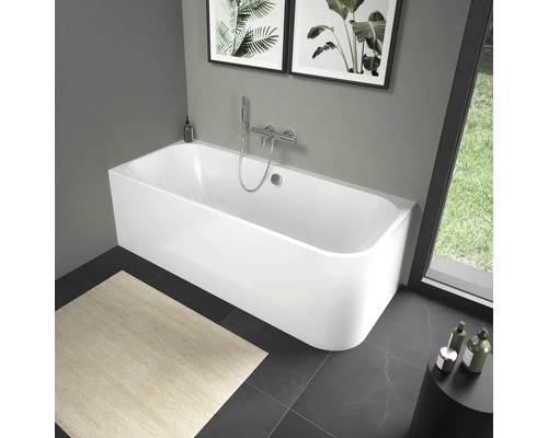 Salle de bain élégante avec baignoire rectangulaire et robinetterie chromée