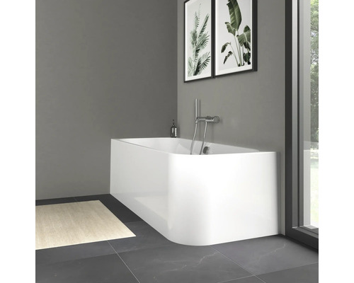 Salle de bains moderne avec baignoire îlot et robinetterie